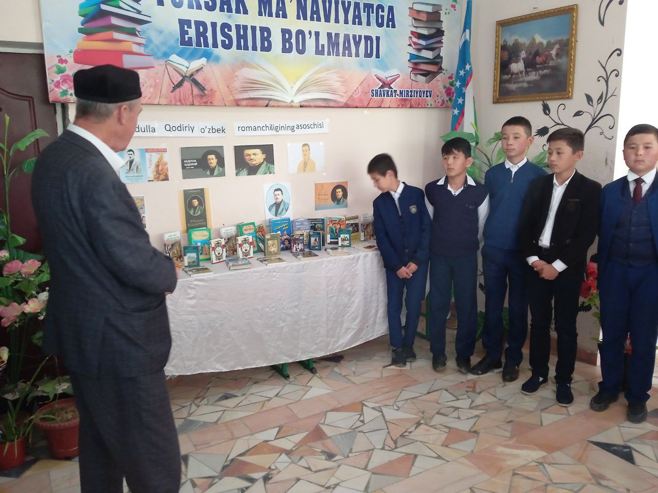 "O`zbek romanchiligining asoschisi" mavzusida davra suhbati hamda kitoblar ko`rgazmasi tashkil qilindi.